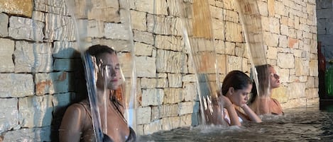 Pared de piedra con una fuente de agua.