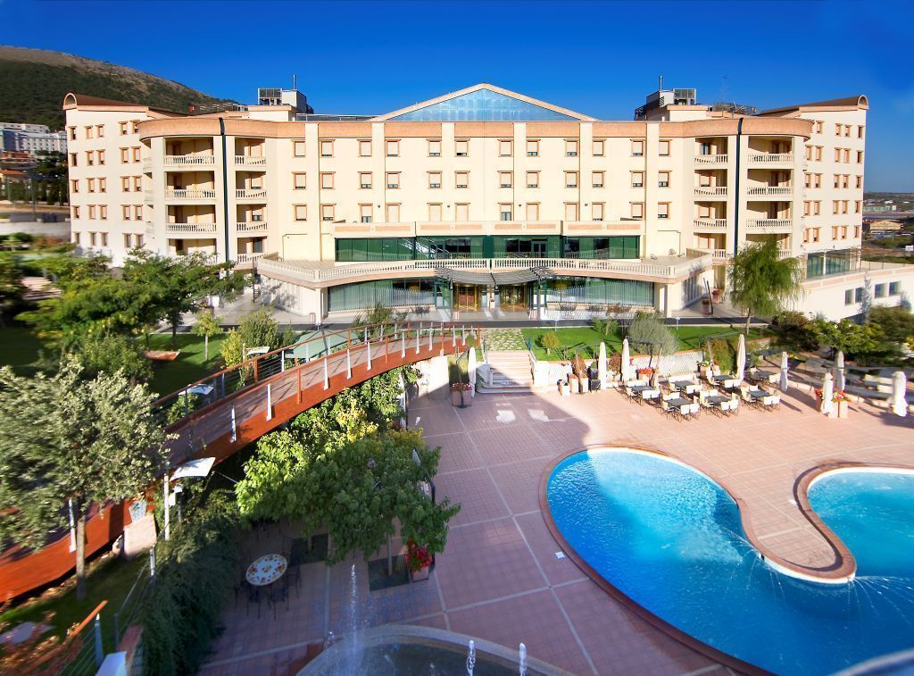 Außenpool, Sonnenschirme, Liegestühle