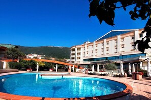 Piscina all'aperto, ombrelloni da piscina, lettini