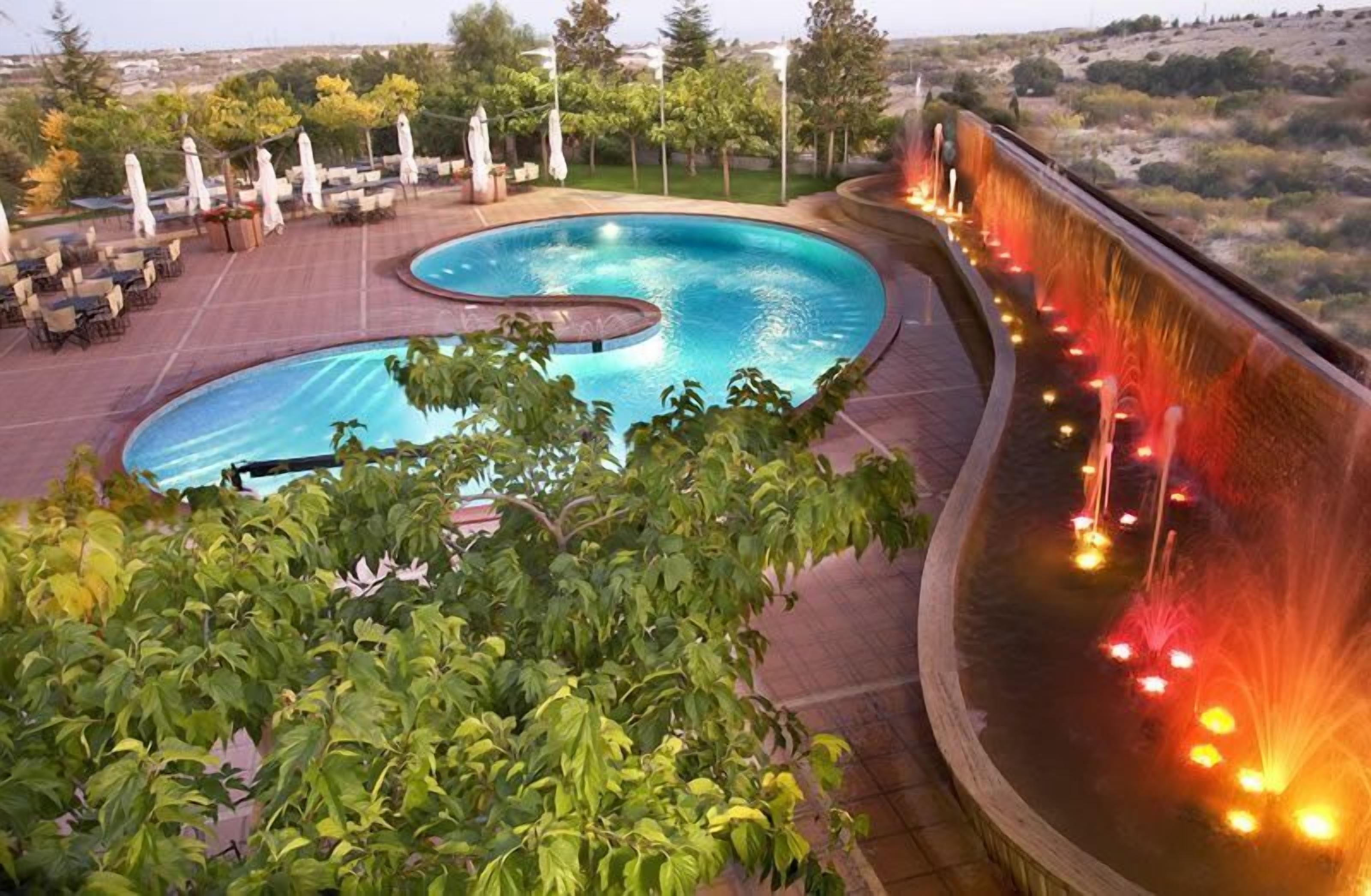 Outdoor pool, pool umbrellas, sun loungers