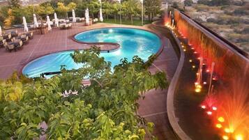 Outdoor pool, pool umbrellas, sun loungers