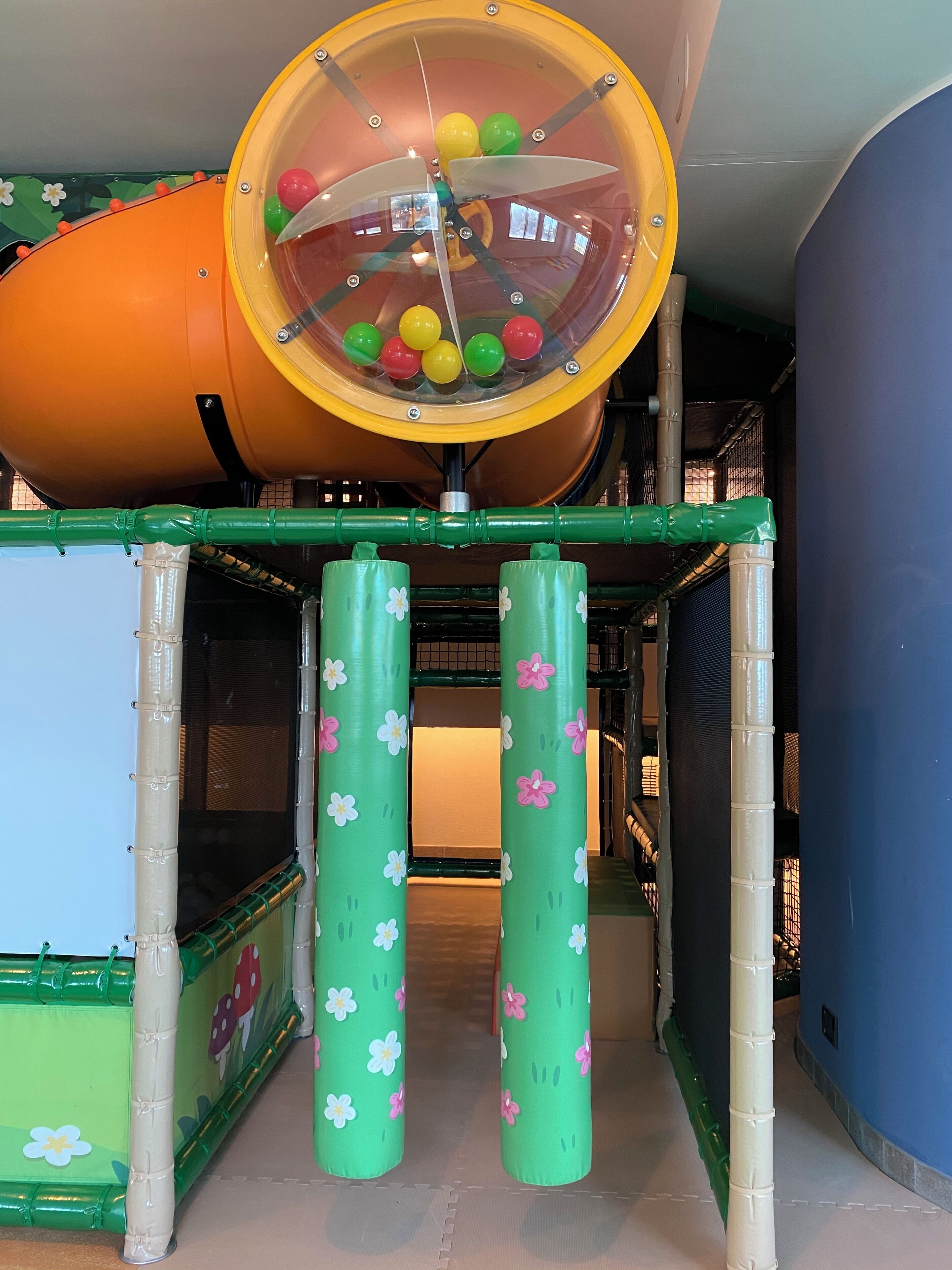Zona de juegos infantil cubierta