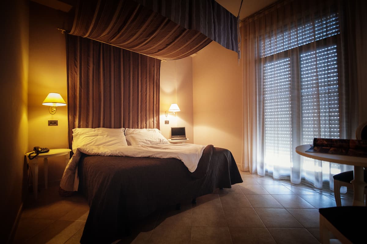 Classic Double Room | 1 bedroom, memory-foam beds, in-room safe, desk