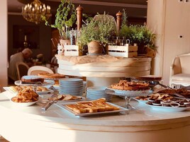 Café da manhã com buffet grátis todos os dias