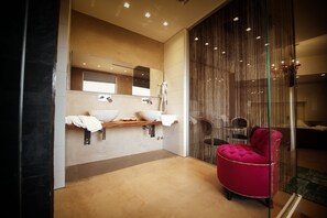 Shower, rainfall showerhead, free toiletries, hair dryer - Gran Paradiso Hotel Spa (San Giovanni Rotondo)