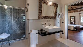 Suite Junior (SPA Access Included) | Seprai premium, minibar, brankas, dan meja kerja