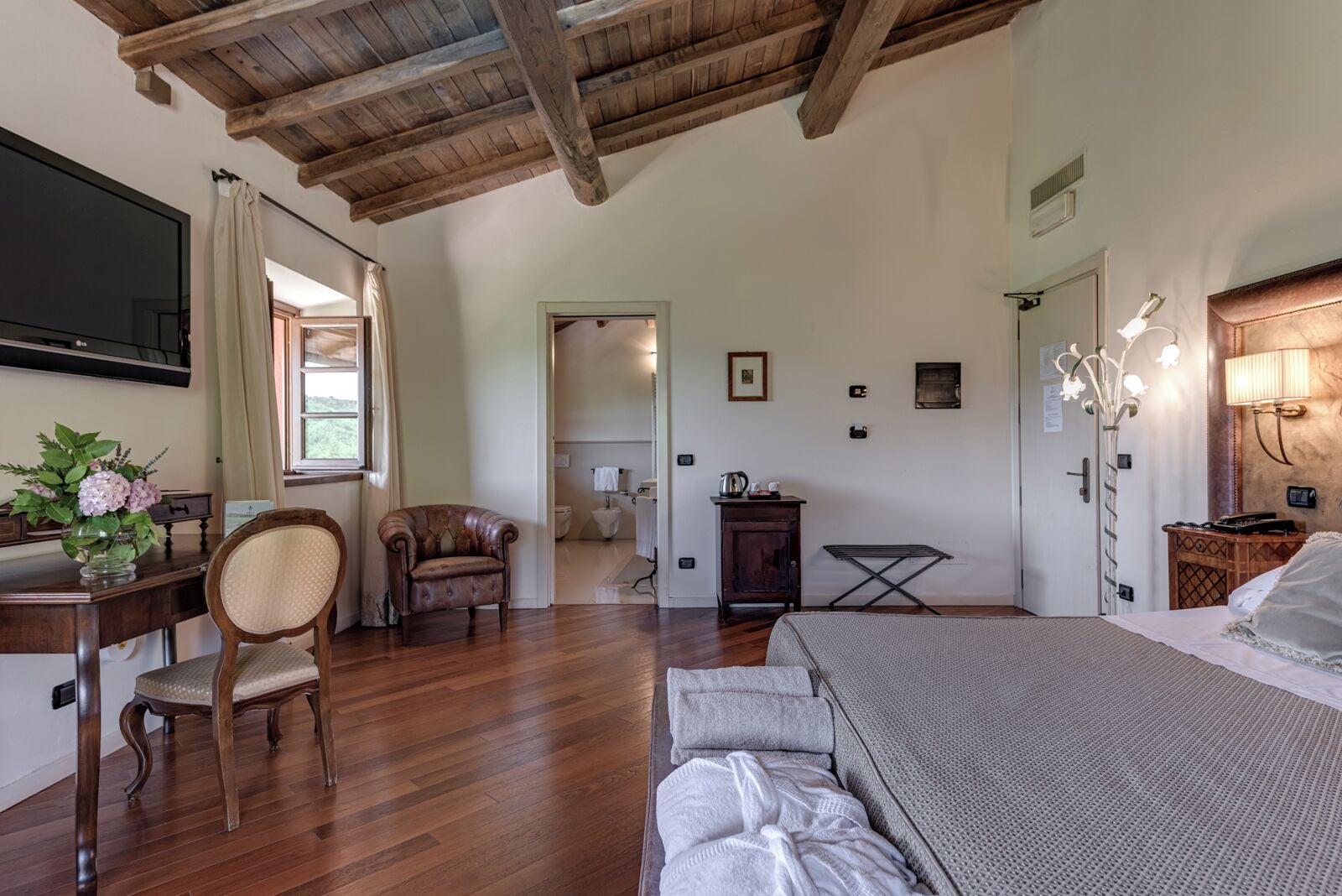 Suite junior (SPA Access Included) | Ropa de cama de alta calidad, minibar, caja fuerte y escritorio