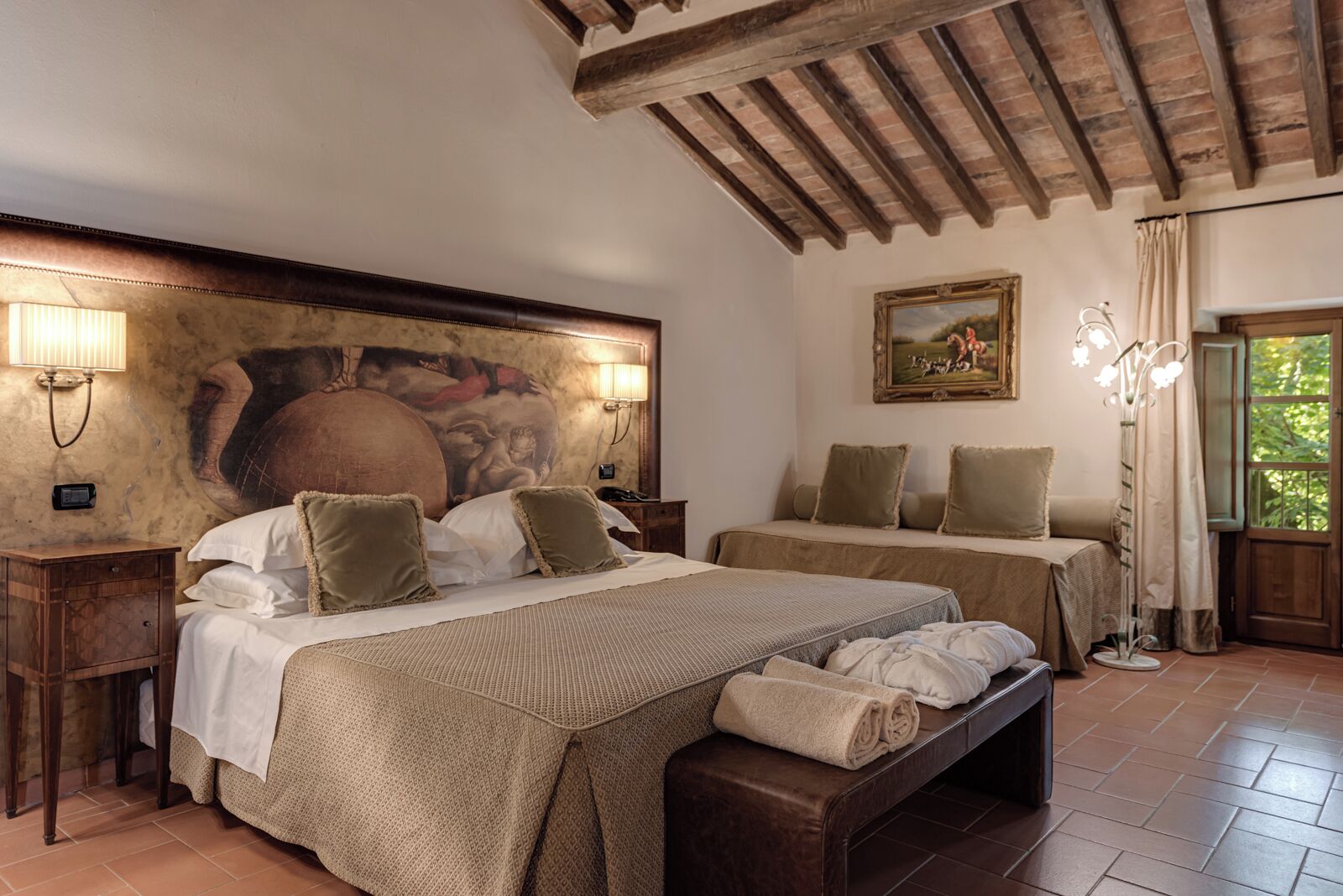 Habitación triple superior (SPA Access Included) | Ropa de cama de alta calidad, minibar, caja fuerte y escritorio