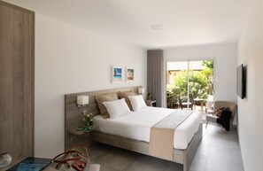 淋浴设施、大花洒淋浴喷头、免费洗浴用品、吹风机