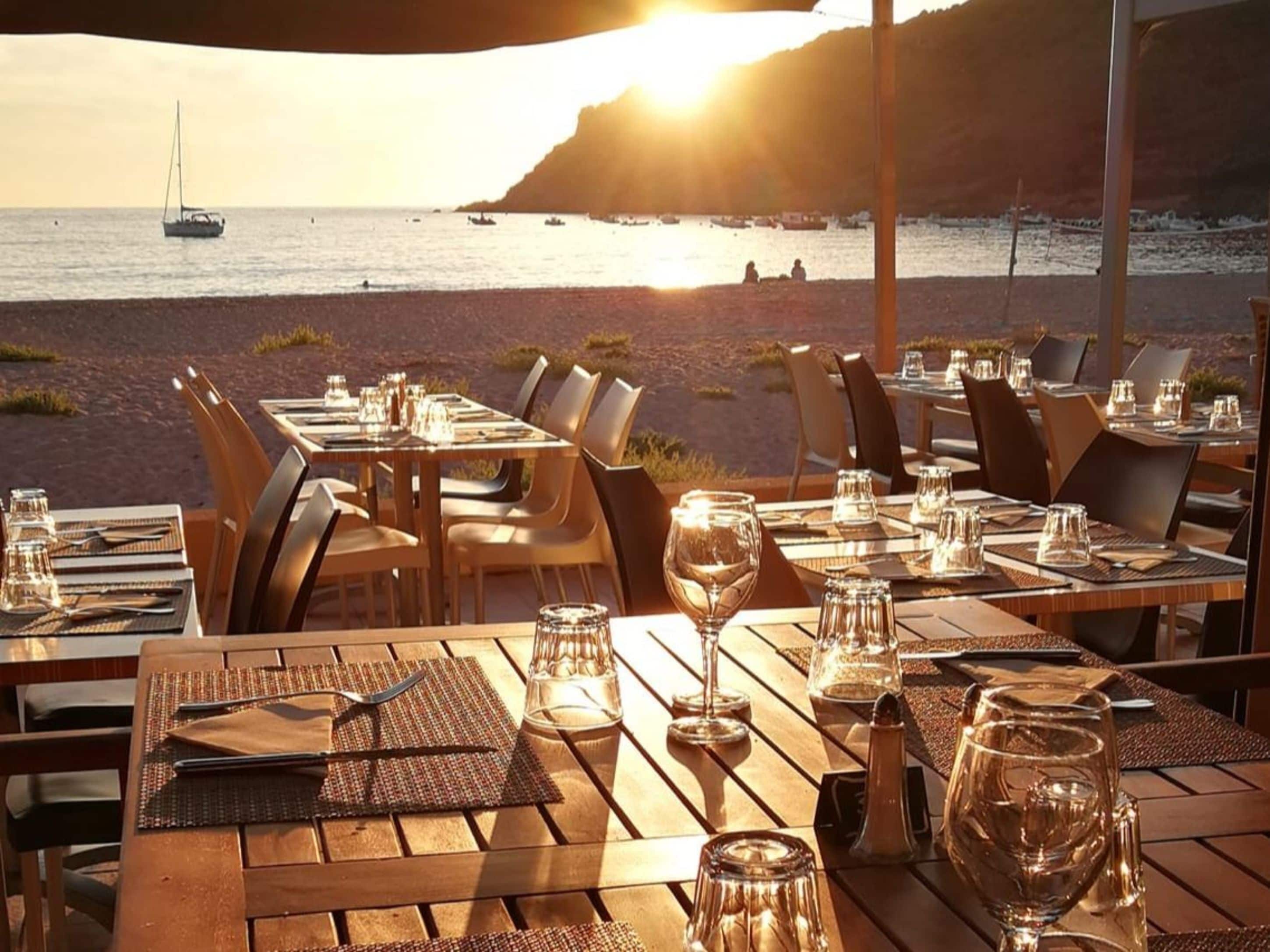 Petit déjeuner, déjeuner et dîner servis sur place, vue sur la plage