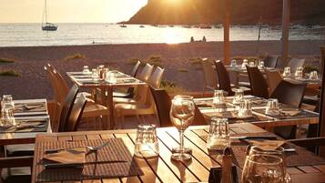 Petit déjeuner, déjeuner et dîner servis sur place, vue sur la plage