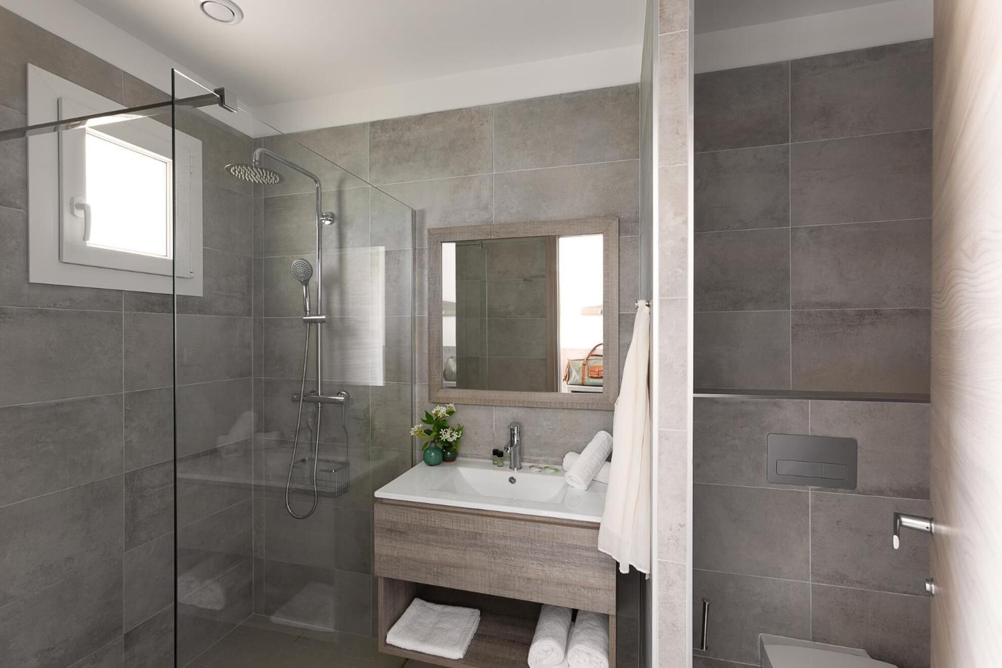 shower, rainfall showerhead, free toiletries, hair dryer