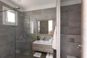 Shower, rainfall showerhead, free toiletries, hair dryer - Hotel Marina di Lava (Appietto)