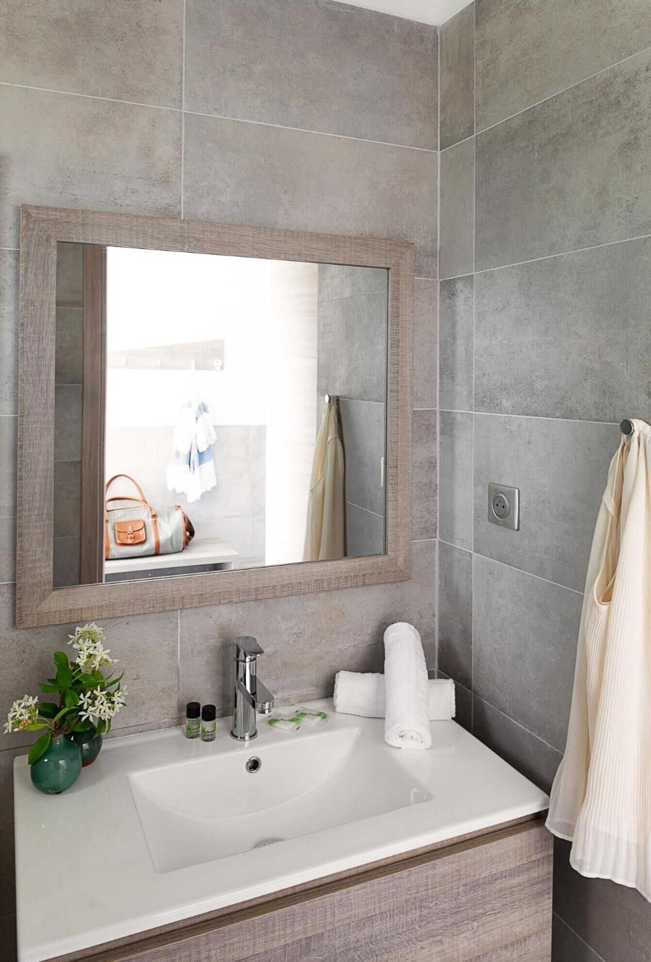 shower, rainfall showerhead, free toiletries, hair dryer