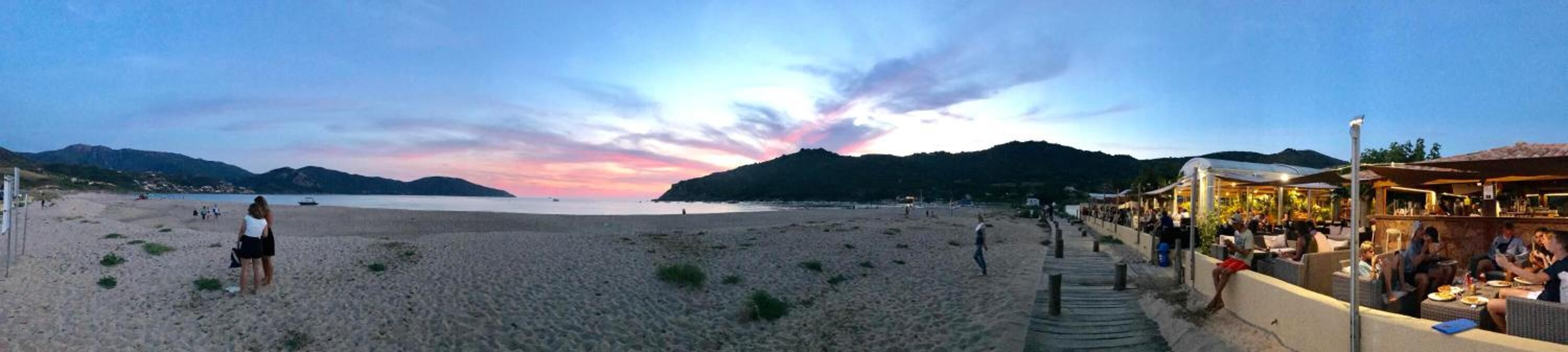 En la playa, playa de arena blanca y sombrillas 