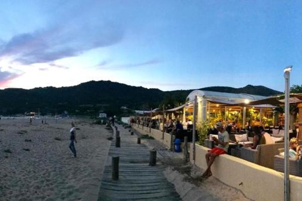 En la playa, playa de arena blanca y sombrillas