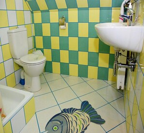 Habitación básica con 1 cama matrimonial o 2 individuales | Baño | Regadera, regadera tipo lluvia, amenidades de baño gratuitas