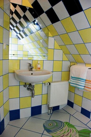 Dusj, regndusjhode, toalettartikler (inkludert) og hårføner