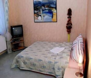 Economy Single Room | Pillowtop beds, individually decorated, individually furnished - Guest House LT (Kaunas)