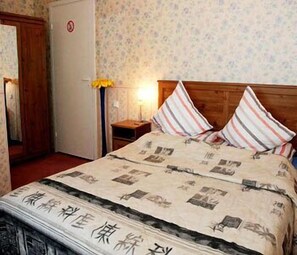 Camas con pillow-top, decoración personalizada y muebles diferentes