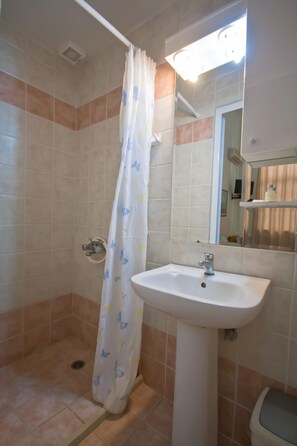 Standard Room | Bathroom | Shower, hair dryer - Hotel Lena (Heraklion)