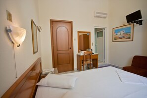 Quarto standard | Cofres nos quartos, escrivaninha, Wi-Fi de cortesia