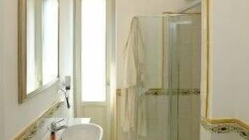 Douche, sèche-cheveux, serviettes fournies