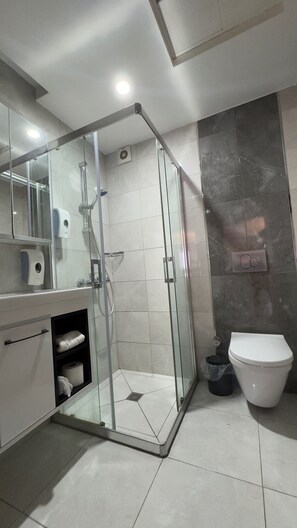 Minibar, caja fuerte, sistema de insonorización y wifi gratis
