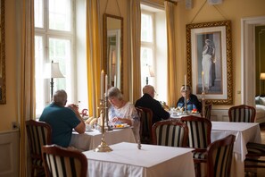 Frokostbuffé hver dag (mot et tillegg)