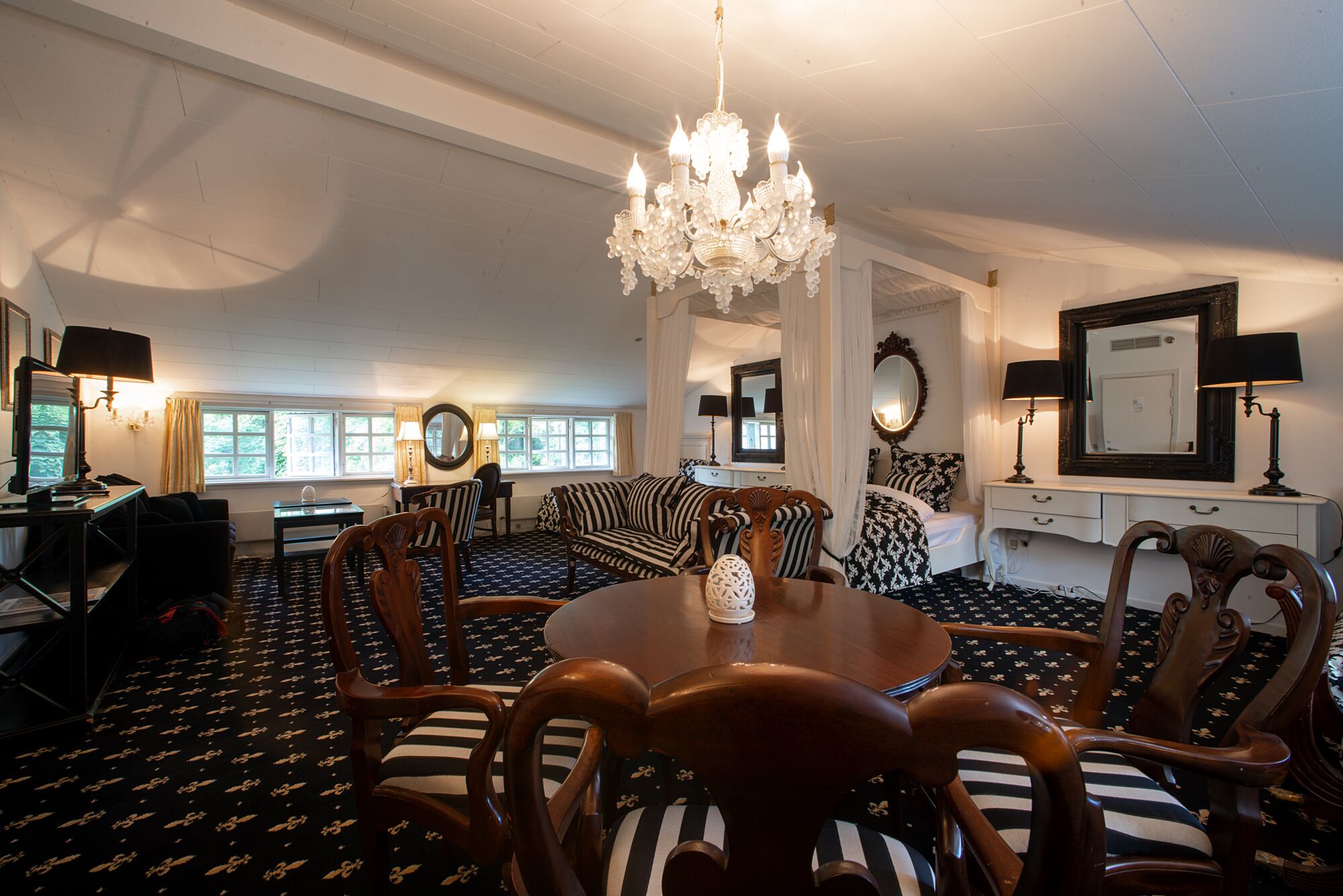 Dobbeltrom – junior (Brudeværelse) | 1 soverom, sengetøy av topp kvalitet, skrivebord og blendingsgardiner