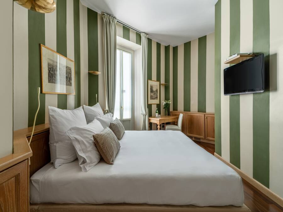 Peralatan tempat tidur premium, bar mini, peti besi dalam bilik