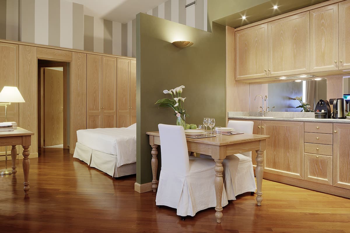 Familie studio, kitchenette | Dineerruimte
