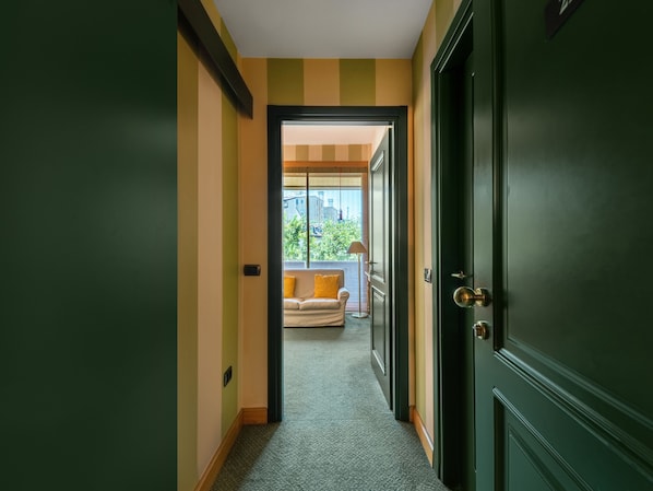 Large Studio with Kitchenette | Living area