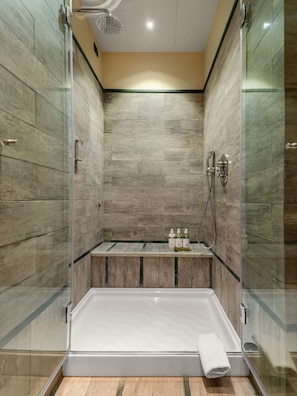 Chambre classique double | Salle de bain | Articles de toilette griffés, séchoir à cheveux, bidet