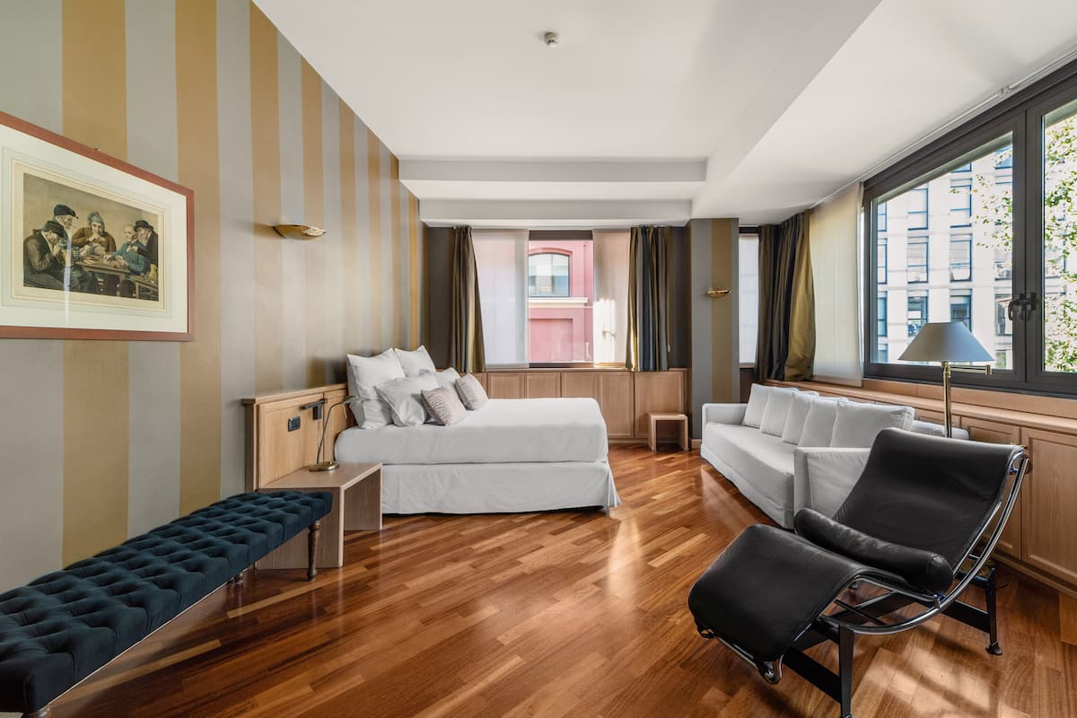 Deluxe suite, bad | 1 slaapkamer, luxe beddengoed, een minibar, een kluis op de kamer