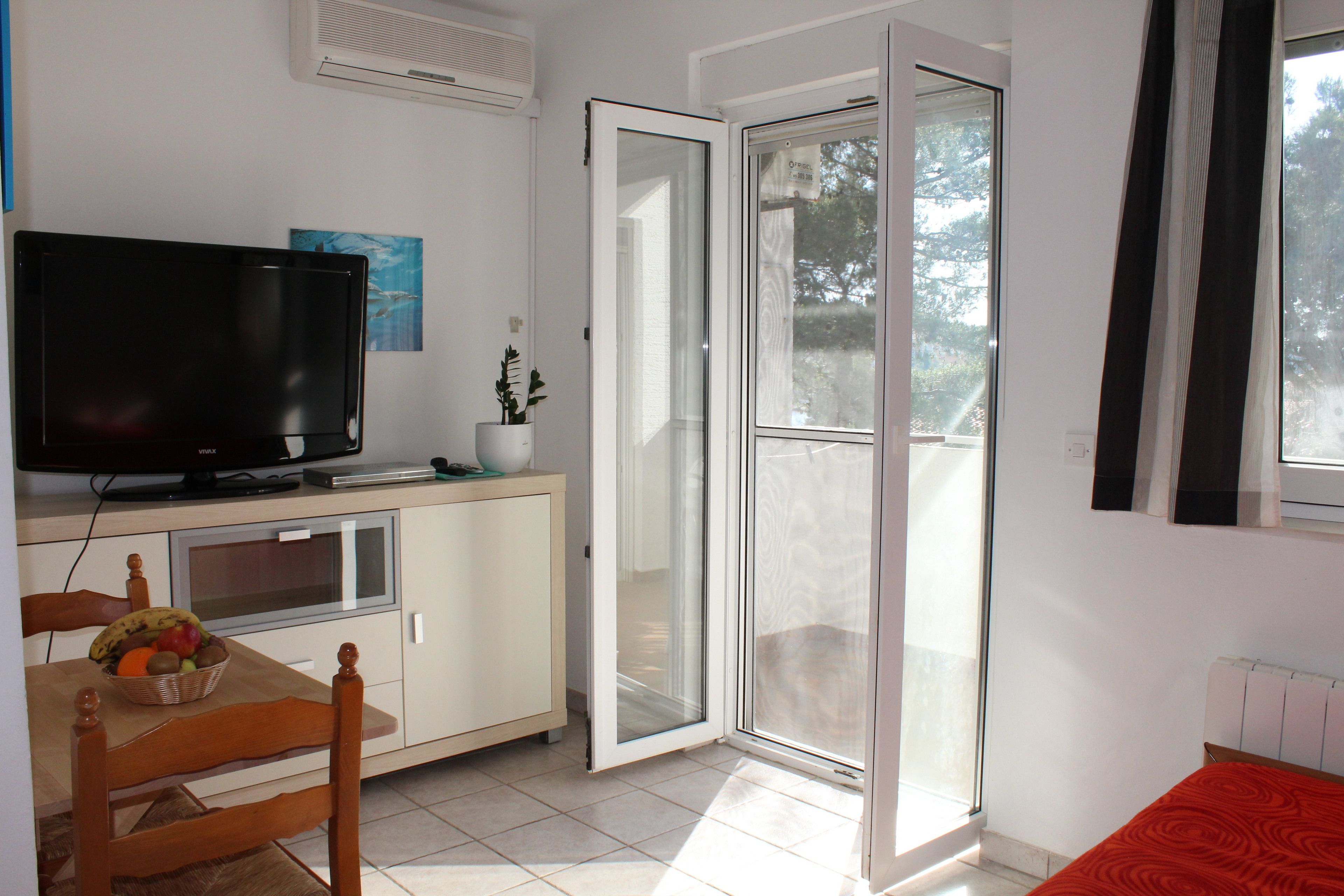 Standard-Apartment, 1 Schlafzimmer | Wohnbereich | 82-cm-Flachbildfernseher mit Satellitenempfang, Fernseher