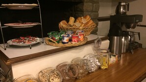 Montaje de bufé con diferentes opciones de comida, incluyendo pan, yogur y cereales.