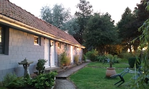 A building with a tiled roof and a pathway leading to the entrance. - Auberge du Moulin d'Audenfort Guest House (Clerques)