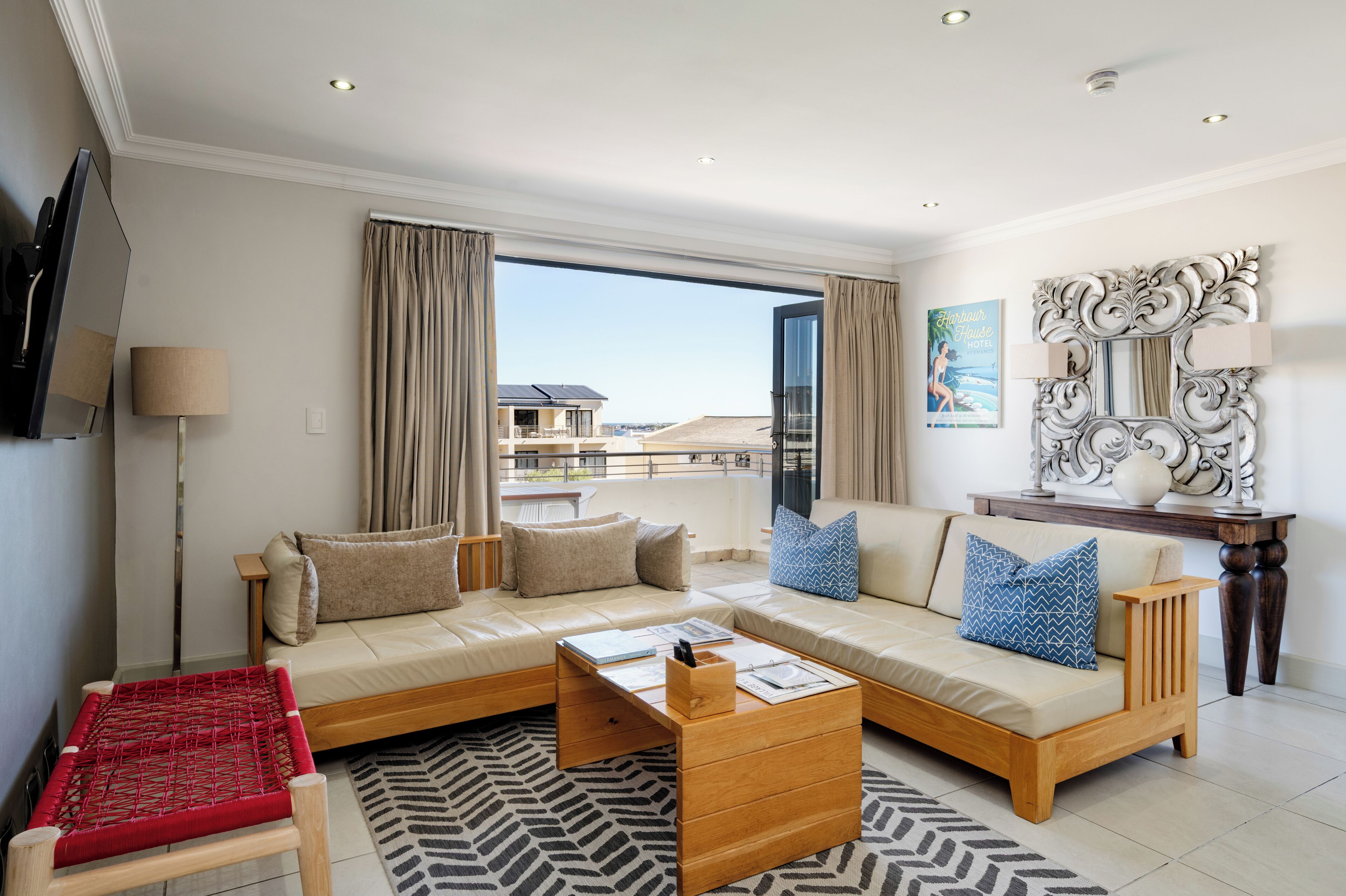 Bay Residence (Harbour Square) | Área de sala de estar | Smart TV de 32 cm con canales vía satélite y Netflix 