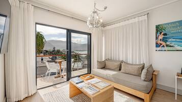 Sea View Studio - New Wing | Área de sala de estar | Smart TV de 32 cm con canales vía satélite y Netflix