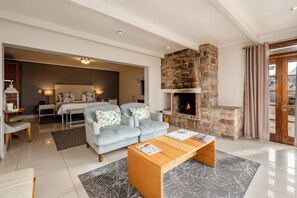 Wood Fired Hot Tub Romantic Room 2 | Living area | 32-cm Smart TV with satellite channels, Netflix, streaming services - Harbour House Hotel (Hermanus)