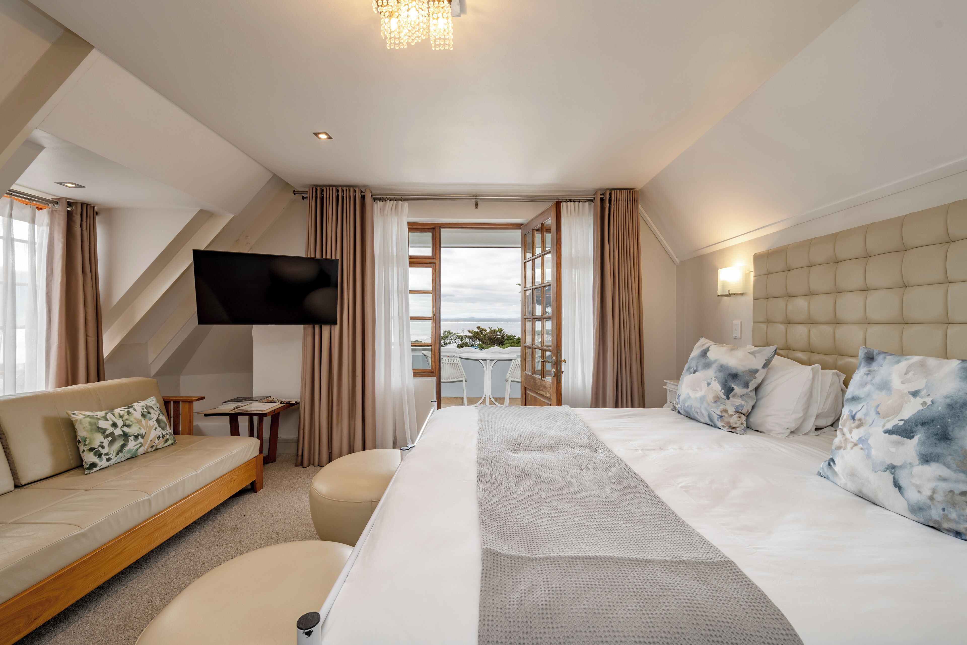 Romantiskt rum | Sängtillbehör av högsta kvalitet och värdeförvaringsskåp på rummet