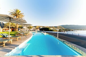 Útilaug, sólstólar