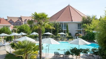 Seasonal outdoor pool, pool umbrellas, sun loungers