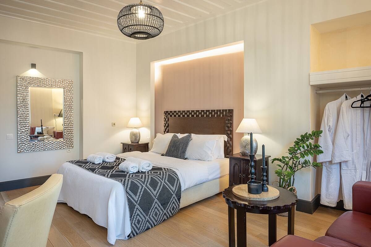 Superior kamer, balkon | Badkamer | Een douche, gratis toiletartikelen, een haardroger, handdoeken