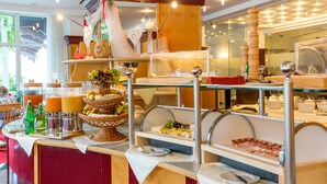 A buffet setup with various food items and beverages. - Schneeberghof (Puchberg Am Schneeberg)