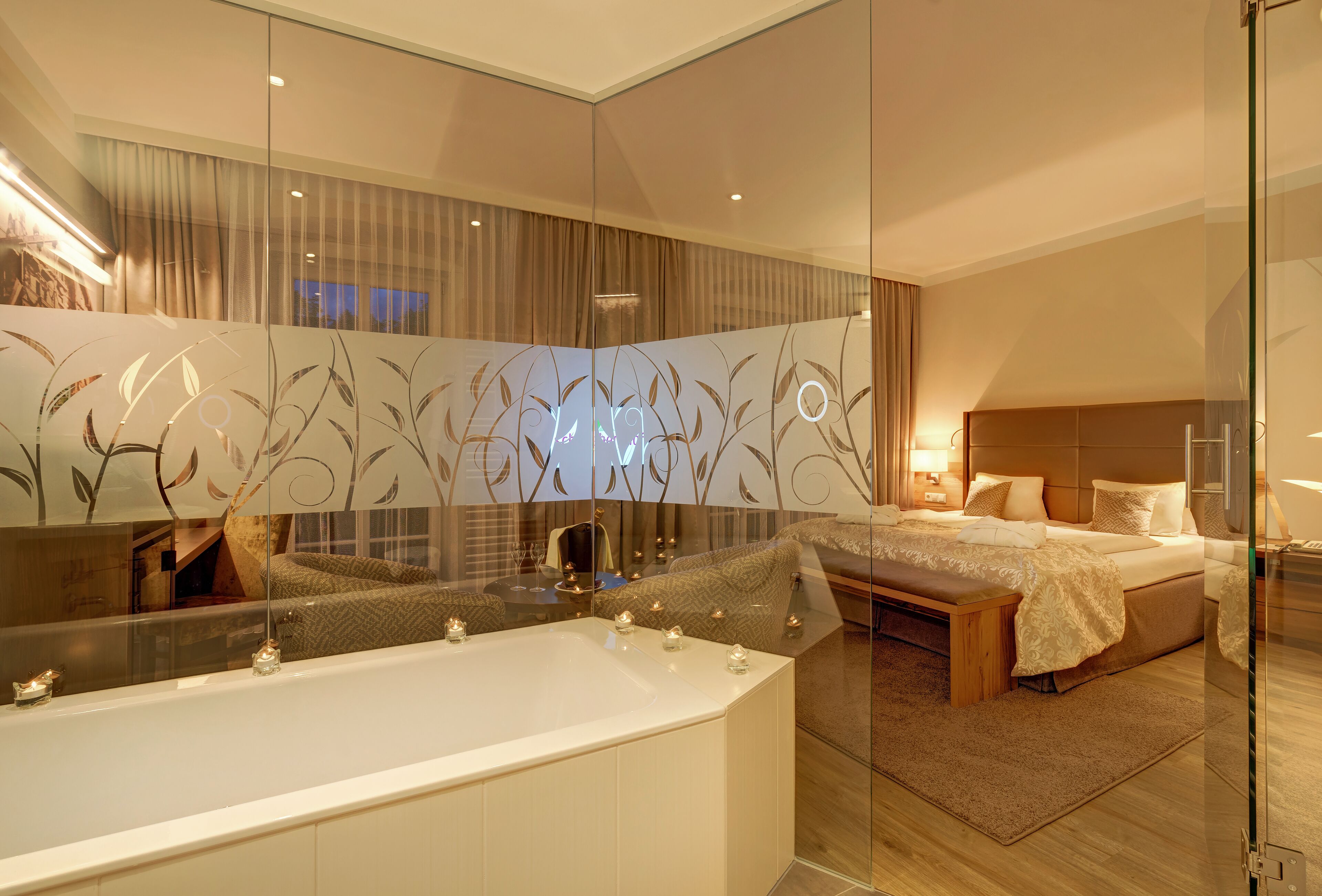 أغطية فراش متميزة وميني بار وخزنة داخل الغرفة ومكتب