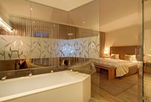 Deluxe kamer | Luxe beddengoed, een minibar, een kluis op de kamer, een bureau