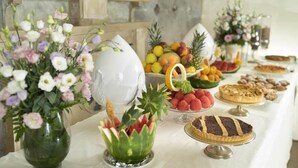 A buffet table with various dishes and a decorative centerpiece. - Hotel San Paolo al Convento (Trani)