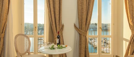 Suite Junior, balcone, vista mare | Minibar, una cassaforte in camera, una scrivania, Wi-Fi gratuito